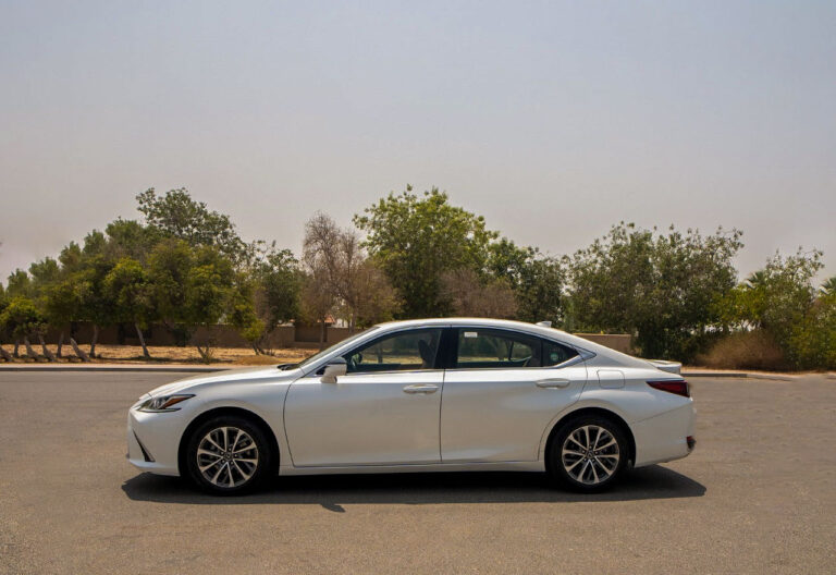 lexus es 350 chauffeur services in dubai